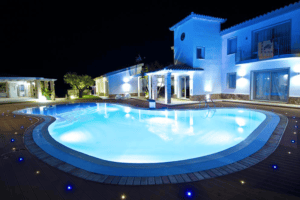 PiscineSpa - Piscina a sfioro forma libera - illuminata a led cromoterapia PiscineSpa - Piscina a sfioro forma libera - illuminata a led cromoterapia
