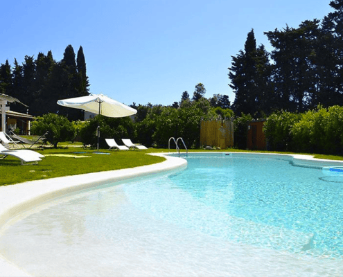 PiscineSpa - Piscina skimmer a forma libera con spiaggia