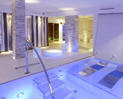 Piscine Spa - Centro Benessere Con Lettini Idromassaggio