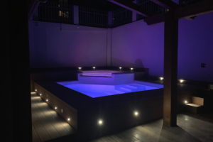 PiscineSpa - Piscina a skimmer con zona idromassaggio e cromoterapia PiscineSpa - Piscina a skimmer con zona idromassaggio e cromoterapia